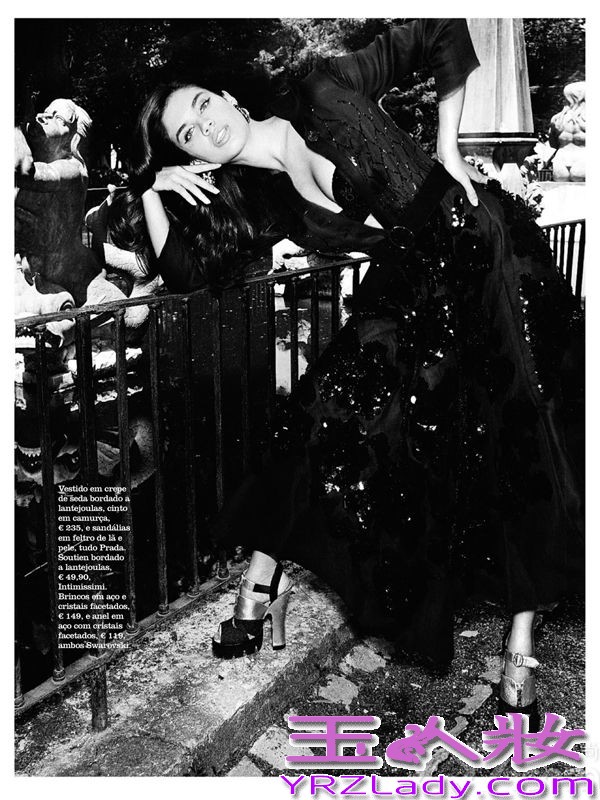 萨拉·桑帕约（Sara Sampaio）目前是葡萄牙最当红的模特，因此自然而然地成为ELLE杂志葡萄牙版2013年10月刊的封面人物，封面写真时尚又性感，分四种不同版本。由著名摄影师Juan Aldabaldetrecu执镜，造型师Elisabete Caetano打造。