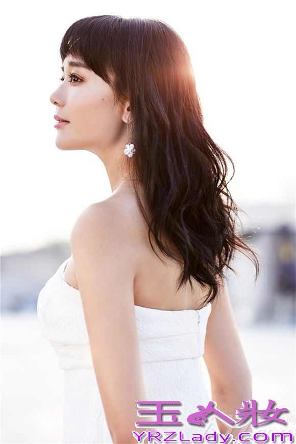 电视剧《因为爱情有多美》目前正在湖南卫视热播，海陆在剧中饰演女一号文馨，片中海陆一袭裸肩白裙，清新优雅，举手投足尽显超凡脱俗的魅力。同时该剧曝光的海陆单人剧照里，多款造型时尚而靓丽，给观众们留下了深刻的印象，演绎了一段灰姑娘文馨华丽逆袭成豪门媳妇的故事。