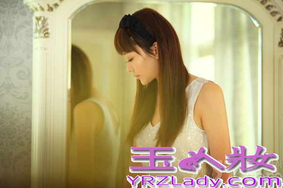 电视剧《因为爱情有多美》目前正在湖南卫视热播，海陆在剧中饰演女一号文馨，片中海陆一袭裸肩白裙，清新优雅，举手投足尽显超凡脱俗的魅力。同时该剧曝光的海陆单人剧照里，多款造型时尚而靓丽，给观众们留下了深刻的印象，演绎了一段灰姑娘文馨华丽逆袭成豪门媳妇的故事。