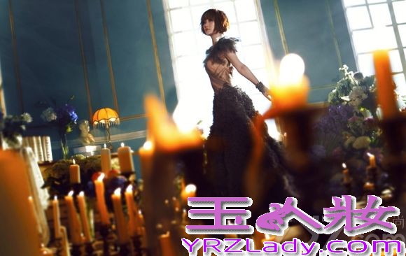 10月17日，华语乐坛创作才女金海心的新单曲《唱过什么歌》登陆国内各大网站，随着新歌一起推出的还有一组金海心的最新单曲写真大图，在歌曲的预告照片中，整体呈现了黑白风格的形态，也暗喻了海心的音乐主张：音乐的世界里非黑即白，绝无灰色地带。而在这次单曲正式发布之际，金海心的这一组照片又为我们呈现出了一种完全不同的感觉。照片中妆容清淡的海心落寞地在画面中央形单影只，就像阅读张爱玲的小说，繁华之处，越显苍凉，强烈的对比给人带来了无尽的孤独感。这也正是金海心游走歌坛14年的真切感受，越繁华，便越孤独。