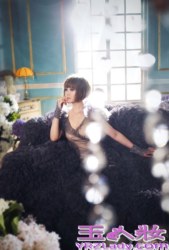 10月17日，华语乐坛创作才女金海心的新单曲《唱过什么歌》登陆国内各大网站，随着新歌一起推出的还有一组金海心的最新单曲写真大图，在歌曲的预告照片中，整体呈现了黑白风格的形态，也暗喻了海心的音乐主张：音乐的世界里非黑即白，绝无灰色地带。而在这次单曲正式发布之际，金海心的这一组照片又为我们呈现出了一种完全不同的感觉。照片中妆容清淡的海心落寞地在画面中央形单影只，就像阅读张爱玲的小说，繁华之处，越显苍凉，强烈的对比给人带来了无尽的孤独感。这也正是金海心游走歌坛14年的真切感受，越繁华，便越孤独。