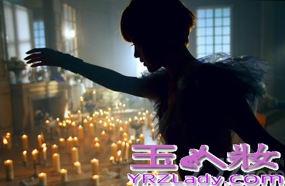 10月17日，华语乐坛创作才女金海心的新单曲《唱过什么歌》登陆国内各大网站，随着新歌一起推出的还有一组金海心的最新单曲写真大图，在歌曲的预告照片中，整体呈现了黑白风格的形态，也暗喻了海心的音乐主张：音乐的世界里非黑即白，绝无灰色地带。而在这次单曲正式发布之际，金海心的这一组照片又为我们呈现出了一种完全不同的感觉。照片中妆容清淡的海心落寞地在画面中央形单影只，就像阅读张爱玲的小说，繁华之处，越显苍凉，强烈的对比给人带来了无尽的孤独感。这也正是金海心游走歌坛14年的真切感受，越繁华，便越孤独。