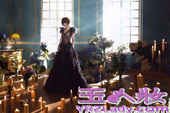 10月17日，华语乐坛创作才女金海心的新单曲《唱过什么歌》登陆国内各大网站，随着新歌一起推出的还有一组金海心的最新单曲写真大图，在歌曲的预告照片中，整体呈现了黑白风格的形态，也暗喻了海心的音乐主张：音乐的世界里非黑即白，绝无灰色地带。而在这次单曲正式发布之际，金海心的这一组照片又为我们呈现出了一种完全不同的感觉。照片中妆容清淡的海心落寞地在画面中央形单影只，就像阅读张爱玲的小说，繁华之处，越显苍凉，强烈的对比给人带来了无尽的孤独感。这也正是金海心游走歌坛14年的真切感受，越繁华，便越孤独。