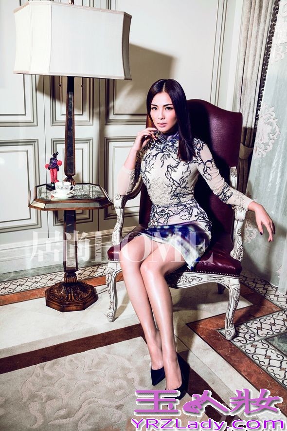 第一眼见到刘涛没有意外，就和听说到的一样“她素颜也很漂亮！”走进鸿坤林语墅样板间的大门，刘涛踩着高跟鞋冲到最前面，高高瘦瘦的背影让人觉得这个女人有股子脆劲，干净利落。以往的新闻中看到的太多是关于刘涛的婚姻和丈夫的八卦新闻，这次的封面时尚大片中，看到的是一个纤细的背影回归到最简单的生活空间，优雅大气，散发出女性独有的魅力。