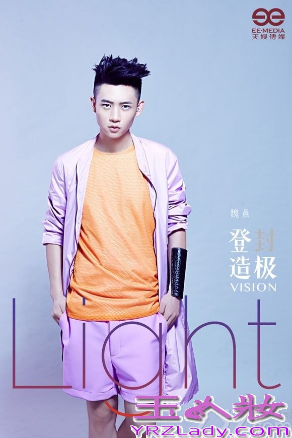 天娱传媒旗下歌手魏晨，2013全新MINI专辑《登“封”造极》最新帅气风衣look封面大片于今日（18日）在全网曝光。片中，魏晨亲身示范撞色搭配，大胆选择撞色系：橙色T恤与紫色风衣对比强烈，与风衣同系列短裤清爽又不失型男潮范，亲身示范了初秋潮男最IN造型，产生了意想不到的视觉效果，时尚感十足。