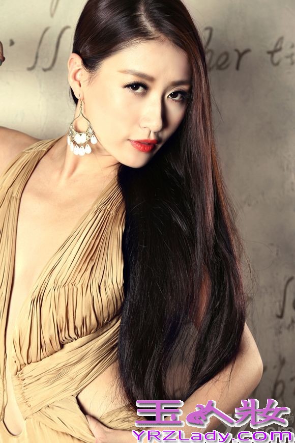 近日，人鱼歌姬孙敬媛受邀参加米兰时装周。影视歌全能艺人孙敬媛参加时装周并非第一次，而米兰时装周作为世界顶级时装周，孙敬媛非常重视，更提早几天就赶赴米兰筹备，24日，孙敬媛身穿浅黄色深V礼裙亮相，并拍摄一组复古写真，女王范儿十足。