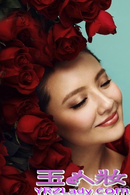 日前，孙茜一改平时日的恬静淡雅，拍摄了一组洋溢热情色彩鲜明的时尚写真，正如她幸福的婚姻生活一样美满甜蜜。孙茜与相恋6年男友的婚姻让孙茜完成了从女孩到女人的转变，同时也让她的艺术人生迎来了新的挑战。《婚战》即将与观众见面，她的大银幕作品也在紧锣密鼓地拍摄。
巧笑茜兮，这个总是以淡雅微笑示人的“槿汐姑姑”，因为《甄嬛传》在荧幕上才刚刚大红大紫，但在北京人艺的舞台上，她已是经历9年历练的后起之秀。从婚姻中学会承担责任与成熟的孙茜，人生角色的蜕变将与她在人艺的9年光阴一样，带给她演艺事业无穷无尽的营养和动力。
