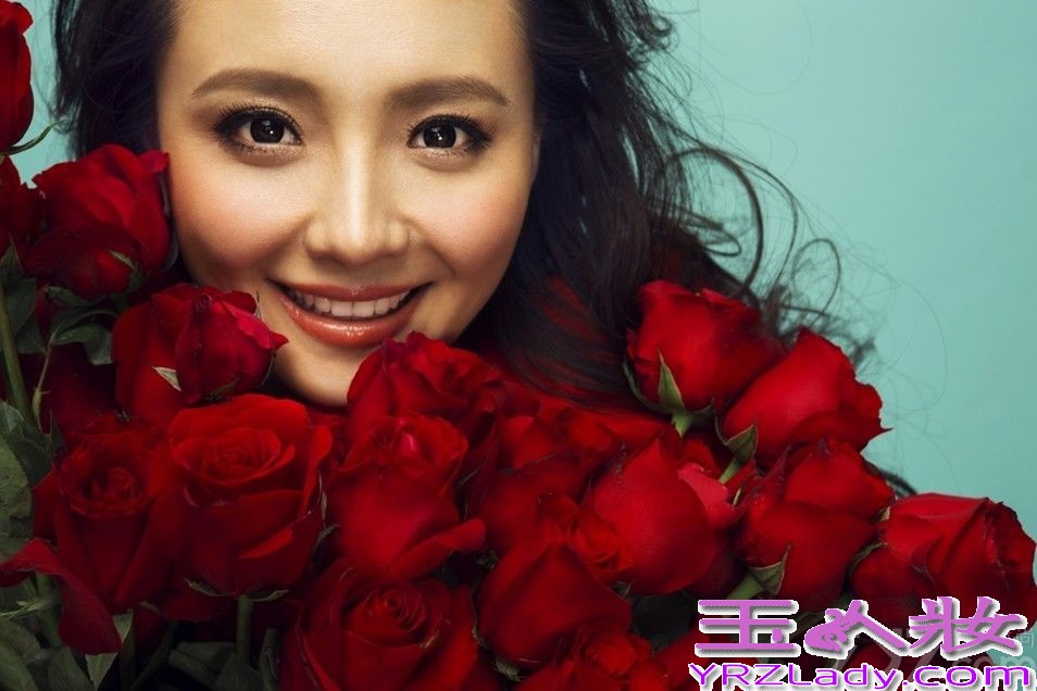 日前，孙茜一改平时日的恬静淡雅，拍摄了一组洋溢热情色彩鲜明的时尚写真，正如她幸福的婚姻生活一样美满甜蜜。孙茜与相恋6年男友的婚姻让孙茜完成了从女孩到女人的转变，同时也让她的艺术人生迎来了新的挑战。《婚战》即将与观众见面，她的大银幕作品也在紧锣密鼓地拍摄。
巧笑茜兮，这个总是以淡雅微笑示人的“槿汐姑姑”，因为《甄嬛传》在荧幕上才刚刚大红大紫，但在北京人艺的舞台上，她已是经历9年历练的后起之秀。从婚姻中学会承担责任与成熟的孙茜，人生角色的蜕变将与她在人艺的9年光阴一样，带给她演艺事业无穷无尽的营养和动力。
