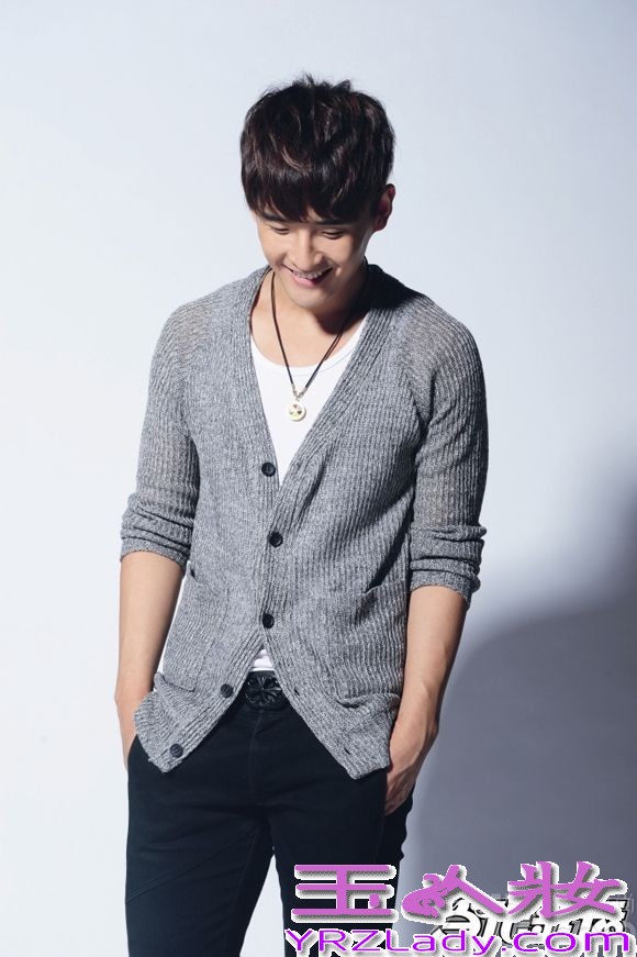 人组合至上励合于16日全网曝光了一组为某杂志拍摄的写真照片。照片中至上励合演绎复古潮流，举手投足间再现暖男气质。写真中他们分别穿着不同颜色的碎花衬衫，尽显秋末时节的复古时尚，而不同色彩的演绎更为这个渐冷季节增添了一丝温暖。
照片中，小五金恩圣身穿一袭黑色皮质短袖搭配同色长裤，展现稳重神秘的一面。而小美刘洲成则是艳丽的花色西装，令人眼前一亮，搭配浅色牛仔裤，尽显复古潮范儿，队长张远身穿一袭简单的灰色毛衫，低头浅笑将暖男气质展露无遗，马雪阳搭配的花朵图案T恤和深色长裤，简约中却又带着一点个性将人深深吸引。新唱片当中，除了音乐上的突破创新，至上励合在造型中也大费心血，为了打造适合自己的最佳造型也做了颇多努力，获得了越来越多人的认可。