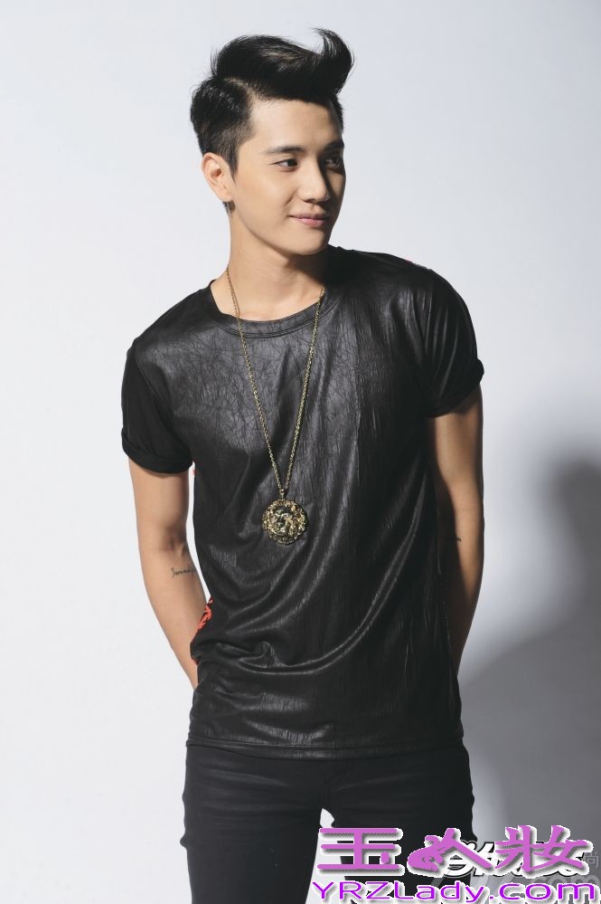 人组合至上励合于16日全网曝光了一组为某杂志拍摄的写真照片。照片中至上励合演绎复古潮流，举手投足间再现暖男气质。写真中他们分别穿着不同颜色的碎花衬衫，尽显秋末时节的复古时尚，而不同色彩的演绎更为这个渐冷季节增添了一丝温暖。
照片中，小五金恩圣身穿一袭黑色皮质短袖搭配同色长裤，展现稳重神秘的一面。而小美刘洲成则是艳丽的花色西装，令人眼前一亮，搭配浅色牛仔裤，尽显复古潮范儿，队长张远身穿一袭简单的灰色毛衫，低头浅笑将暖男气质展露无遗，马雪阳搭配的花朵图案T恤和深色长裤，简约中却又带着一点个性将人深深吸引。新唱片当中，除了音乐上的突破创新，至上励合在造型中也大费心血，为了打造适合自己的最佳造型也做了颇多努力，获得了越来越多人的认可。