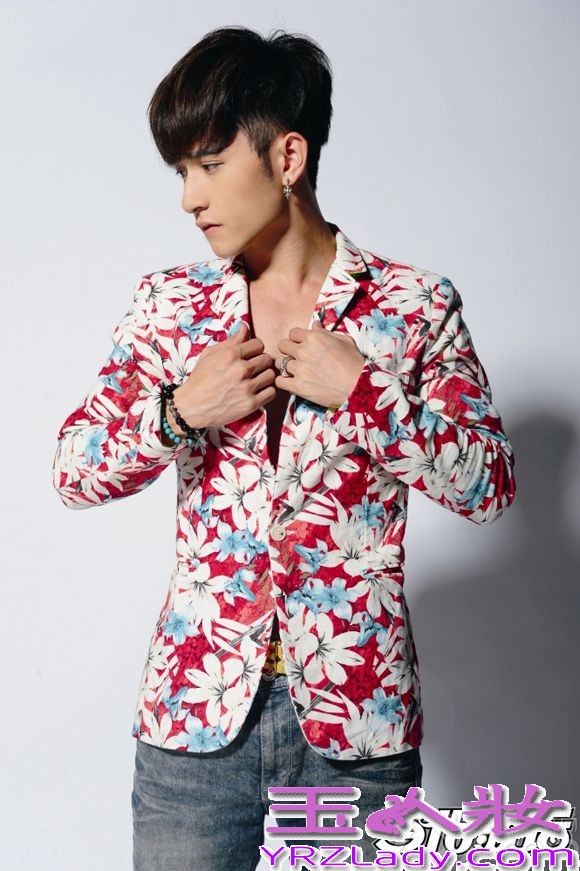 人组合至上励合于16日全网曝光了一组为某杂志拍摄的写真照片。照片中至上励合演绎复古潮流，举手投足间再现暖男气质。写真中他们分别穿着不同颜色的碎花衬衫，尽显秋末时节的复古时尚，而不同色彩的演绎更为这个渐冷季节增添了一丝温暖。
照片中，小五金恩圣身穿一袭黑色皮质短袖搭配同色长裤，展现稳重神秘的一面。而小美刘洲成则是艳丽的花色西装，令人眼前一亮，搭配浅色牛仔裤，尽显复古潮范儿，队长张远身穿一袭简单的灰色毛衫，低头浅笑将暖男气质展露无遗，马雪阳搭配的花朵图案T恤和深色长裤，简约中却又带着一点个性将人深深吸引。新唱片当中，除了音乐上的突破创新，至上励合在造型中也大费心血，为了打造适合自己的最佳造型也做了颇多努力，获得了越来越多人的认可。