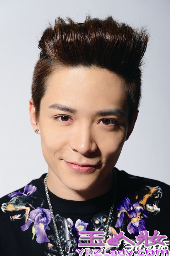 人组合至上励合于16日全网曝光了一组为某杂志拍摄的写真照片。照片中至上励合演绎复古潮流，举手投足间再现暖男气质。写真中他们分别穿着不同颜色的碎花衬衫，尽显秋末时节的复古时尚，而不同色彩的演绎更为这个渐冷季节增添了一丝温暖。
照片中，小五金恩圣身穿一袭黑色皮质短袖搭配同色长裤，展现稳重神秘的一面。而小美刘洲成则是艳丽的花色西装，令人眼前一亮，搭配浅色牛仔裤，尽显复古潮范儿，队长张远身穿一袭简单的灰色毛衫，低头浅笑将暖男气质展露无遗，马雪阳搭配的花朵图案T恤和深色长裤，简约中却又带着一点个性将人深深吸引。新唱片当中，除了音乐上的突破创新，至上励合在造型中也大费心血，为了打造适合自己的最佳造型也做了颇多努力，获得了越来越多人的认可。