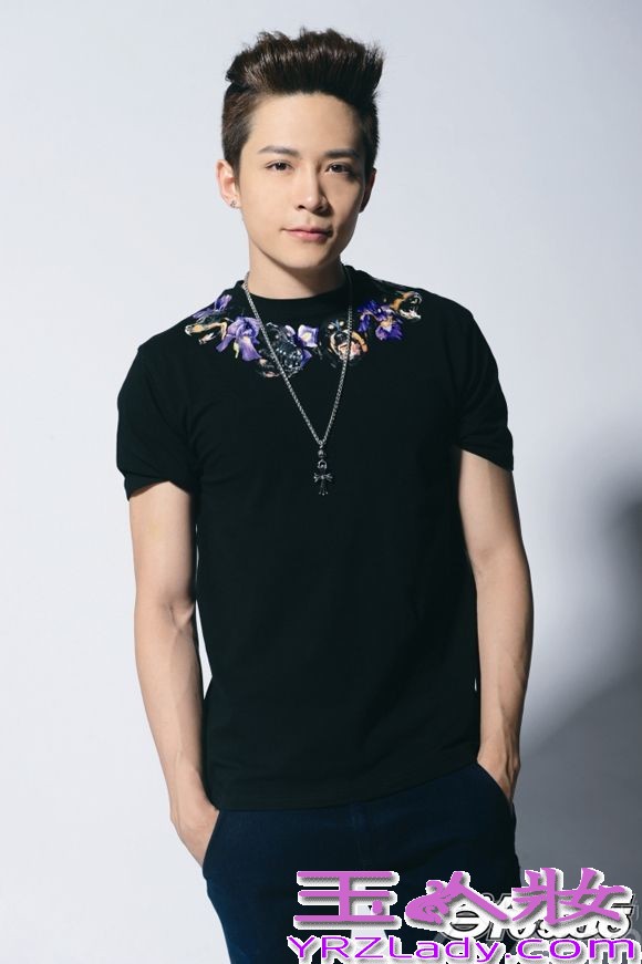 人组合至上励合于16日全网曝光了一组为某杂志拍摄的写真照片。照片中至上励合演绎复古潮流，举手投足间再现暖男气质。写真中他们分别穿着不同颜色的碎花衬衫，尽显秋末时节的复古时尚，而不同色彩的演绎更为这个渐冷季节增添了一丝温暖。
照片中，小五金恩圣身穿一袭黑色皮质短袖搭配同色长裤，展现稳重神秘的一面。而小美刘洲成则是艳丽的花色西装，令人眼前一亮，搭配浅色牛仔裤，尽显复古潮范儿，队长张远身穿一袭简单的灰色毛衫，低头浅笑将暖男气质展露无遗，马雪阳搭配的花朵图案T恤和深色长裤，简约中却又带着一点个性将人深深吸引。新唱片当中，除了音乐上的突破创新，至上励合在造型中也大费心血，为了打造适合自己的最佳造型也做了颇多努力，获得了越来越多人的认可。