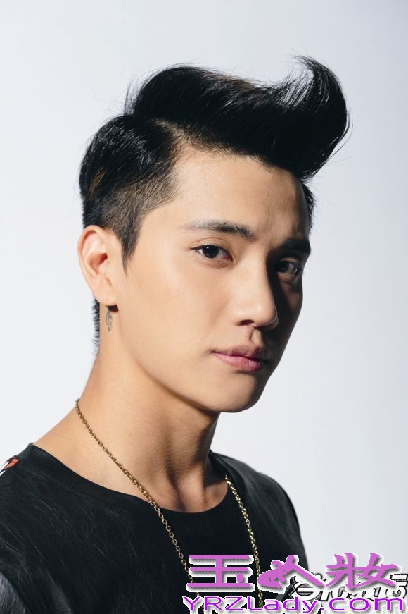 人组合至上励合于16日全网曝光了一组为某杂志拍摄的写真照片。照片中至上励合演绎复古潮流，举手投足间再现暖男气质。写真中他们分别穿着不同颜色的碎花衬衫，尽显秋末时节的复古时尚，而不同色彩的演绎更为这个渐冷季节增添了一丝温暖。
照片中，小五金恩圣身穿一袭黑色皮质短袖搭配同色长裤，展现稳重神秘的一面。而小美刘洲成则是艳丽的花色西装，令人眼前一亮，搭配浅色牛仔裤，尽显复古潮范儿，队长张远身穿一袭简单的灰色毛衫，低头浅笑将暖男气质展露无遗，马雪阳搭配的花朵图案T恤和深色长裤，简约中却又带着一点个性将人深深吸引。新唱片当中，除了音乐上的突破创新，至上励合在造型中也大费心血，为了打造适合自己的最佳造型也做了颇多努力，获得了越来越多人的认可。