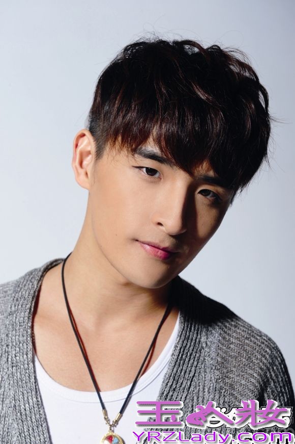 人组合至上励合于16日全网曝光了一组为某杂志拍摄的写真照片。照片中至上励合演绎复古潮流，举手投足间再现暖男气质。写真中他们分别穿着不同颜色的碎花衬衫，尽显秋末时节的复古时尚，而不同色彩的演绎更为这个渐冷季节增添了一丝温暖。
照片中，小五金恩圣身穿一袭黑色皮质短袖搭配同色长裤，展现稳重神秘的一面。而小美刘洲成则是艳丽的花色西装，令人眼前一亮，搭配浅色牛仔裤，尽显复古潮范儿，队长张远身穿一袭简单的灰色毛衫，低头浅笑将暖男气质展露无遗，马雪阳搭配的花朵图案T恤和深色长裤，简约中却又带着一点个性将人深深吸引。新唱片当中，除了音乐上的突破创新，至上励合在造型中也大费心血，为了打造适合自己的最佳造型也做了颇多努力，获得了越来越多人的认可。