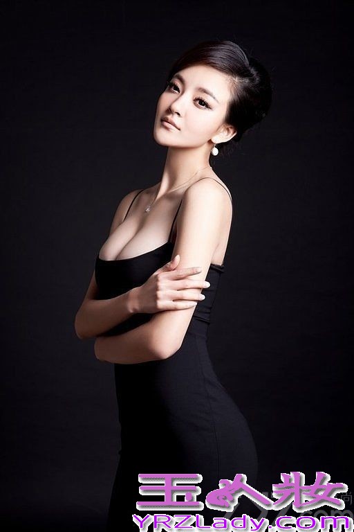 刘雨欣唯美而清新，气质超凡脱俗，拥有天使的面孔魔鬼的身材，在不少宅男的心中是第一美女，一出道就凭借其漂亮清新又性感俏皮的形象而走红，受到万千粉丝的疯狂追捧。是中国娱乐圈无与伦比的最有影响力的完美女神！