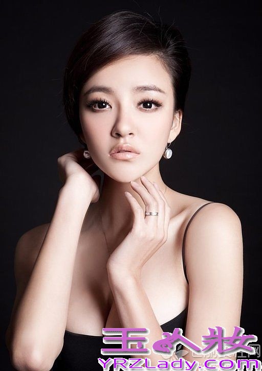 刘雨欣唯美而清新，气质超凡脱俗，拥有天使的面孔魔鬼的身材，在不少宅男的心中是第一美女，一出道就凭借其漂亮清新又性感俏皮的形象而走红，受到万千粉丝的疯狂追捧。是中国娱乐圈无与伦比的最有影响力的完美女神！