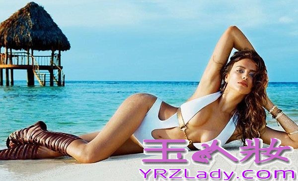 C罗女友伊莉娜·莎伊克不再是单纯的身体模特，她携手美国加州高端内衣品牌Beach Bunny一起打造了她自己的第一个内衣系列。这位27岁的俄罗斯美女超模以如诗般的海滩为背景，亲自性感演绎了她的新系列比基尼，各种撩人姿势让人不敢直视！据悉，该系列新款比基尼将于今秋发布，以包括金属金色比基尼和鲜艳的红色连体泳衣为特色。