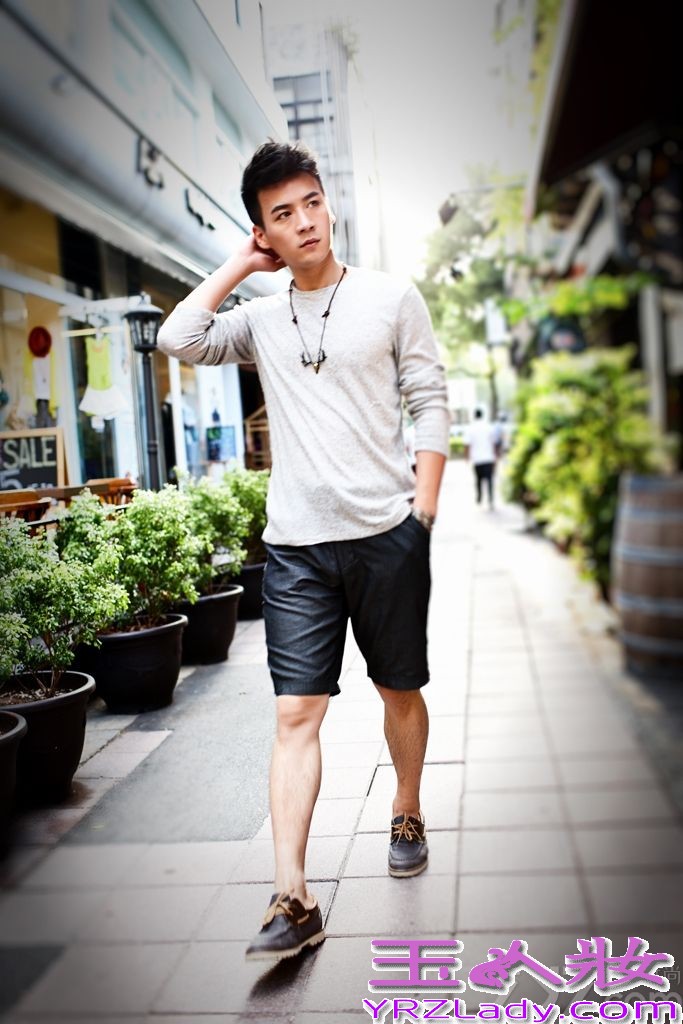 近日，“三号男神”魏千翔一组最新的雅痞写真曝光，在台湾初秋的街头，魏千翔直爽开朗的个人魅力与潮流时尚碰撞，不羁型男魏千翔玩味清新与复古，示范今秋最in的穿着搭配，凸显时髦，简洁干净的装束与色彩鲜艳的台北街头相得益彰，玩味出色彩与灰白的秋日交响时尚乐章。
日前，新版《鹿鼎记》剧组曝出了一组魏千翔身着龙袍的定妆照，造型奢华贵气，让不少网友双眼冒红星。而据片方透露，魏千翔饰演新版康熙“小玄子”，剧组花重金特地为他量身定制了纯手工的顶级龙袍。魏千翔个人对新版康熙也信心十足，称要塑造一个不一样的狠角色，有温文尔雅， 有搞笑逗趣，但更有帝皇的“狠心”与“果断”。
