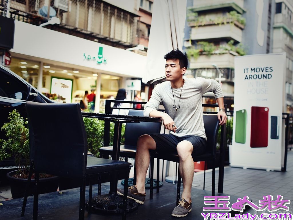 近日，“三号男神”魏千翔一组最新的雅痞写真曝光，在台湾初秋的街头，魏千翔直爽开朗的个人魅力与潮流时尚碰撞，不羁型男魏千翔玩味清新与复古，示范今秋最in的穿着搭配，凸显时髦，简洁干净的装束与色彩鲜艳的台北街头相得益彰，玩味出色彩与灰白的秋日交响时尚乐章。
日前，新版《鹿鼎记》剧组曝出了一组魏千翔身着龙袍的定妆照，造型奢华贵气，让不少网友双眼冒红星。而据片方透露，魏千翔饰演新版康熙“小玄子”，剧组花重金特地为他量身定制了纯手工的顶级龙袍。魏千翔个人对新版康熙也信心十足，称要塑造一个不一样的狠角色，有温文尔雅， 有搞笑逗趣，但更有帝皇的“狠心”与“果断”。
