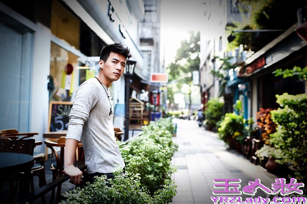 近日，“三号男神”魏千翔一组最新的雅痞写真曝光，在台湾初秋的街头，魏千翔直爽开朗的个人魅力与潮流时尚碰撞，不羁型男魏千翔玩味清新与复古，示范今秋最in的穿着搭配，凸显时髦，简洁干净的装束与色彩鲜艳的台北街头相得益彰，玩味出色彩与灰白的秋日交响时尚乐章。
日前，新版《鹿鼎记》剧组曝出了一组魏千翔身着龙袍的定妆照，造型奢华贵气，让不少网友双眼冒红星。而据片方透露，魏千翔饰演新版康熙“小玄子”，剧组花重金特地为他量身定制了纯手工的顶级龙袍。魏千翔个人对新版康熙也信心十足，称要塑造一个不一样的狠角色，有温文尔雅， 有搞笑逗趣，但更有帝皇的“狠心”与“果断”。
