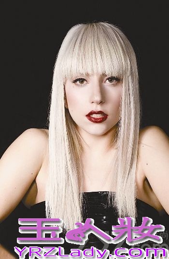 Lady Gaga近日拍摄《V》杂志大尺度写真完整版曝光，Gaga半裸出镜搔首弄姿，挤胸露臀挑战最大尺度。不改豪放本色，很是性感。