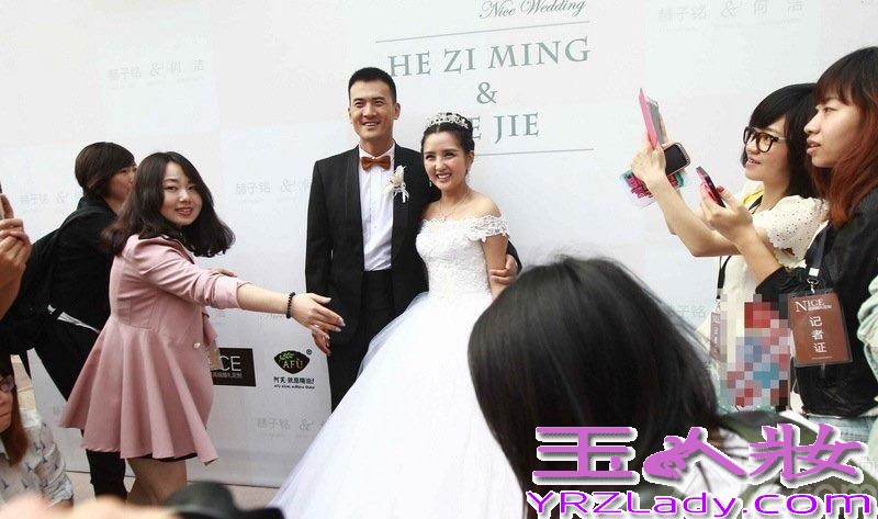 <p>9月12日，超女何洁嫁人了，新郎是演员赫子铭。在婚礼现场，何洁同赫子铭两个人共同展望婚后生活，并表示希望能有一男一女两个宝宝。两个人婚礼也吸引了众多圈内明星到场祝福，不过同届超女李宇春、张靓颖均未到场。在被问起两人缺席原因时，何洁自嘲&ldquo;都不知道她们在忙什么，发了讯息，现在还没回。&rdquo;对于婚后的生子计划，何洁表示公婆比较着急要，但两人觉得顺其自然就好。赫子铭表示结婚以后愿意做饭刷碗，认为何洁最打动自己的是&ldquo;真&rdquo;。另外，婚礼有不可提前透露的小惊喜。</p>