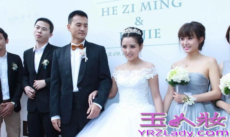 <p>9月12日，超女何洁嫁人了，新郎是演员赫子铭。在婚礼现场，何洁同赫子铭两个人共同展望婚后生活，并表示希望能有一男一女两个宝宝。两个人婚礼也吸引了众多圈内明星到场祝福，不过同届超女李宇春、张靓颖均未到场。在被问起两人缺席原因时，何洁自嘲&ldquo;都不知道她们在忙什么，发了讯息，现在还没回。&rdquo;对于婚后的生子计划，何洁表示公婆比较着急要，但两人觉得顺其自然就好。赫子铭表示结婚以后愿意做饭刷碗，认为何洁最打动自己的是&ldquo;真&rdquo;。另外，婚礼有不可提前透露的小惊喜。</p>