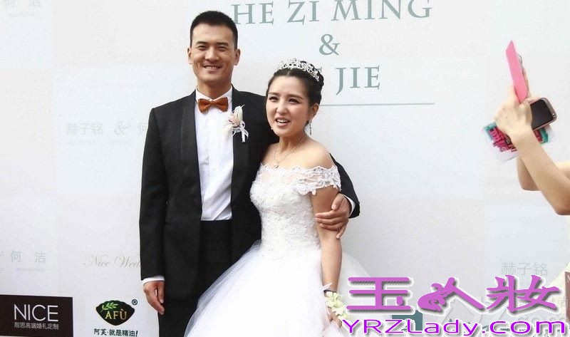 <p>9月12日，超女何洁嫁人了，新郎是演员赫子铭。在婚礼现场，何洁同赫子铭两个人共同展望婚后生活，并表示希望能有一男一女两个宝宝。两个人婚礼也吸引了众多圈内明星到场祝福，不过同届超女李宇春、张靓颖均未到场。在被问起两人缺席原因时，何洁自嘲&ldquo;都不知道她们在忙什么，发了讯息，现在还没回。&rdquo;对于婚后的生子计划，何洁表示公婆比较着急要，但两人觉得顺其自然就好。赫子铭表示结婚以后愿意做饭刷碗，认为何洁最打动自己的是&ldquo;真&rdquo;。另外，婚礼有不可提前透露的小惊喜。</p>