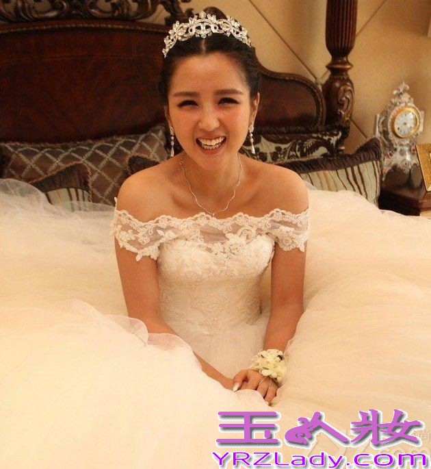 <p>9月12日，超女何洁嫁人了，新郎是演员赫子铭。在婚礼现场，何洁同赫子铭两个人共同展望婚后生活，并表示希望能有一男一女两个宝宝。两个人婚礼也吸引了众多圈内明星到场祝福，不过同届超女李宇春、张靓颖均未到场。在被问起两人缺席原因时，何洁自嘲&ldquo;都不知道她们在忙什么，发了讯息，现在还没回。&rdquo;对于婚后的生子计划，何洁表示公婆比较着急要，但两人觉得顺其自然就好。赫子铭表示结婚以后愿意做饭刷碗，认为何洁最打动自己的是&ldquo;真&rdquo;。另外，婚礼有不可提前透露的小惊喜。</p>