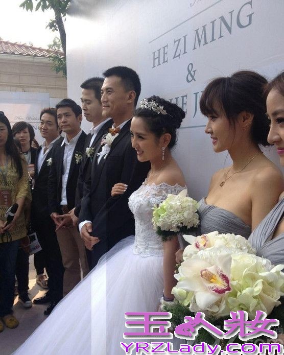 <p>9月12日，超女何洁嫁人了，新郎是演员赫子铭。在婚礼现场，何洁同赫子铭两个人共同展望婚后生活，并表示希望能有一男一女两个宝宝。两个人婚礼也吸引了众多圈内明星到场祝福，不过同届超女李宇春、张靓颖均未到场。在被问起两人缺席原因时，何洁自嘲&ldquo;都不知道她们在忙什么，发了讯息，现在还没回。&rdquo;对于婚后的生子计划，何洁表示公婆比较着急要，但两人觉得顺其自然就好。赫子铭表示结婚以后愿意做饭刷碗，认为何洁最打动自己的是&ldquo;真&rdquo;。另外，婚礼有不可提前透露的小惊喜。</p>