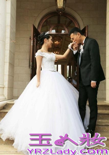 <p>9月12日，超女何洁嫁人了，新郎是演员赫子铭。在婚礼现场，何洁同赫子铭两个人共同展望婚后生活，并表示希望能有一男一女两个宝宝。两个人婚礼也吸引了众多圈内明星到场祝福，不过同届超女李宇春、张靓颖均未到场。在被问起两人缺席原因时，何洁自嘲&ldquo;都不知道她们在忙什么，发了讯息，现在还没回。&rdquo;对于婚后的生子计划，何洁表示公婆比较着急要，但两人觉得顺其自然就好。赫子铭表示结婚以后愿意做饭刷碗，认为何洁最打动自己的是&ldquo;真&rdquo;。另外，婚礼有不可提前透露的小惊喜。</p>