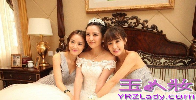 <p>9月12日，超女何洁嫁人了，新郎是演员赫子铭。在婚礼现场，何洁同赫子铭两个人共同展望婚后生活，并表示希望能有一男一女两个宝宝。两个人婚礼也吸引了众多圈内明星到场祝福，不过同届超女李宇春、张靓颖均未到场。在被问起两人缺席原因时，何洁自嘲&ldquo;都不知道她们在忙什么，发了讯息，现在还没回。&rdquo;对于婚后的生子计划，何洁表示公婆比较着急要，但两人觉得顺其自然就好。赫子铭表示结婚以后愿意做饭刷碗，认为何洁最打动自己的是&ldquo;真&rdquo;。另外，婚礼有不可提前透露的小惊喜。</p>