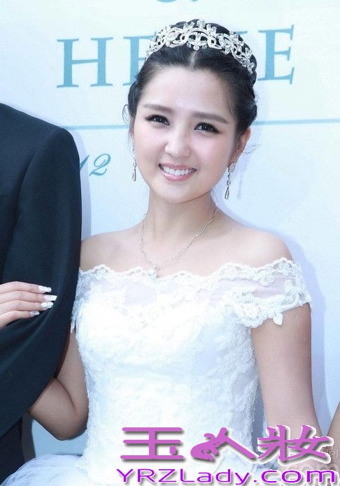 <p>9月12日，超女何洁嫁人了，新郎是演员赫子铭。在婚礼现场，何洁同赫子铭两个人共同展望婚后生活，并表示希望能有一男一女两个宝宝。两个人婚礼也吸引了众多圈内明星到场祝福，不过同届超女李宇春、张靓颖均未到场。在被问起两人缺席原因时，何洁自嘲&ldquo;都不知道她们在忙什么，发了讯息，现在还没回。&rdquo;对于婚后的生子计划，何洁表示公婆比较着急要，但两人觉得顺其自然就好。赫子铭表示结婚以后愿意做饭刷碗，认为何洁最打动自己的是&ldquo;真&rdquo;。另外，婚礼有不可提前透露的小惊喜。</p>