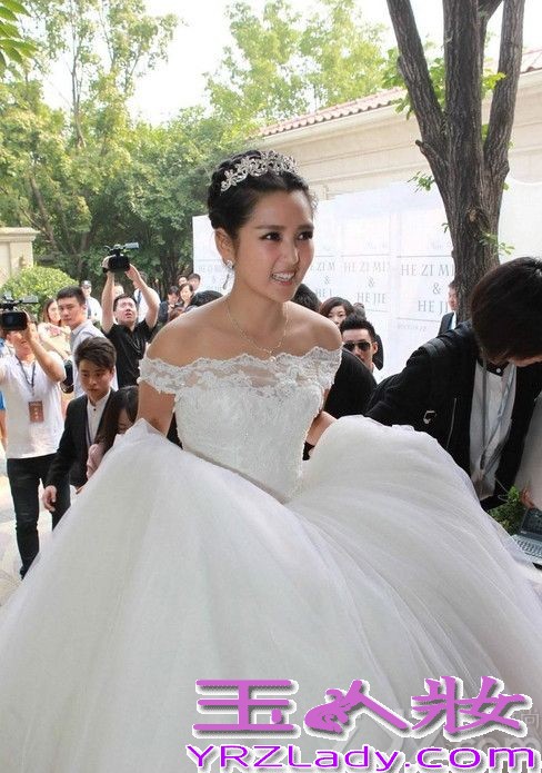 <p>9月12日，超女何洁嫁人了，新郎是演员赫子铭。在婚礼现场，何洁同赫子铭两个人共同展望婚后生活，并表示希望能有一男一女两个宝宝。两个人婚礼也吸引了众多圈内明星到场祝福，不过同届超女李宇春、张靓颖均未到场。在被问起两人缺席原因时，何洁自嘲&ldquo;都不知道她们在忙什么，发了讯息，现在还没回。&rdquo;对于婚后的生子计划，何洁表示公婆比较着急要，但两人觉得顺其自然就好。赫子铭表示结婚以后愿意做饭刷碗，认为何洁最打动自己的是&ldquo;真&rdquo;。另外，婚礼有不可提前透露的小惊喜。</p>