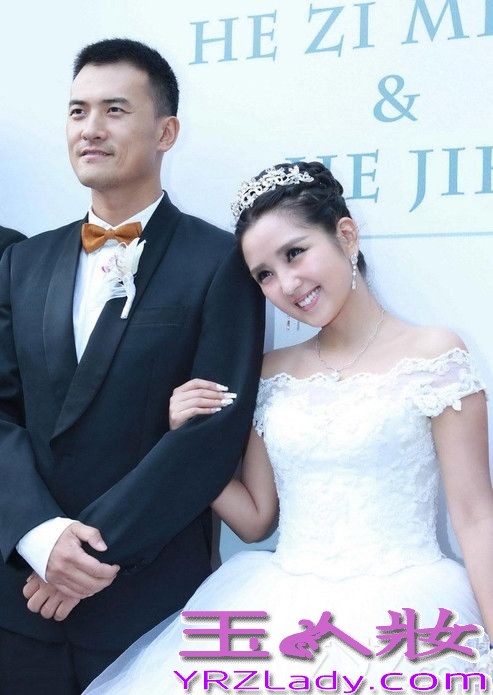 <p>9月12日，超女何洁嫁人了，新郎是演员赫子铭。在婚礼现场，何洁同赫子铭两个人共同展望婚后生活，并表示希望能有一男一女两个宝宝。两个人婚礼也吸引了众多圈内明星到场祝福，不过同届超女李宇春、张靓颖均未到场。在被问起两人缺席原因时，何洁自嘲&ldquo;都不知道她们在忙什么，发了讯息，现在还没回。&rdquo;对于婚后的生子计划，何洁表示公婆比较着急要，但两人觉得顺其自然就好。赫子铭表示结婚以后愿意做饭刷碗，认为何洁最打动自己的是&ldquo;真&rdquo;。另外，婚礼有不可提前透露的小惊喜。</p>