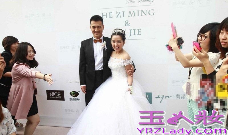 <p>9月12日，超女何洁嫁人了，新郎是演员赫子铭。在婚礼现场，何洁同赫子铭两个人共同展望婚后生活，并表示希望能有一男一女两个宝宝。两个人婚礼也吸引了众多圈内明星到场祝福，不过同届超女李宇春、张靓颖均未到场。在被问起两人缺席原因时，何洁自嘲&ldquo;都不知道她们在忙什么，发了讯息，现在还没回。&rdquo;对于婚后的生子计划，何洁表示公婆比较着急要，但两人觉得顺其自然就好。赫子铭表示结婚以后愿意做饭刷碗，认为何洁最打动自己的是&ldquo;真&rdquo;。另外，婚礼有不可提前透露的小惊喜。</p>