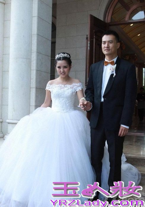 <p>9月12日，超女何洁嫁人了，新郎是演员赫子铭。在婚礼现场，何洁同赫子铭两个人共同展望婚后生活，并表示希望能有一男一女两个宝宝。两个人婚礼也吸引了众多圈内明星到场祝福，不过同届超女李宇春、张靓颖均未到场。在被问起两人缺席原因时，何洁自嘲&ldquo;都不知道她们在忙什么，发了讯息，现在还没回。&rdquo;对于婚后的生子计划，何洁表示公婆比较着急要，但两人觉得顺其自然就好。赫子铭表示结婚以后愿意做饭刷碗，认为何洁最打动自己的是&ldquo;真&rdquo;。另外，婚礼有不可提前透露的小惊喜。</p>