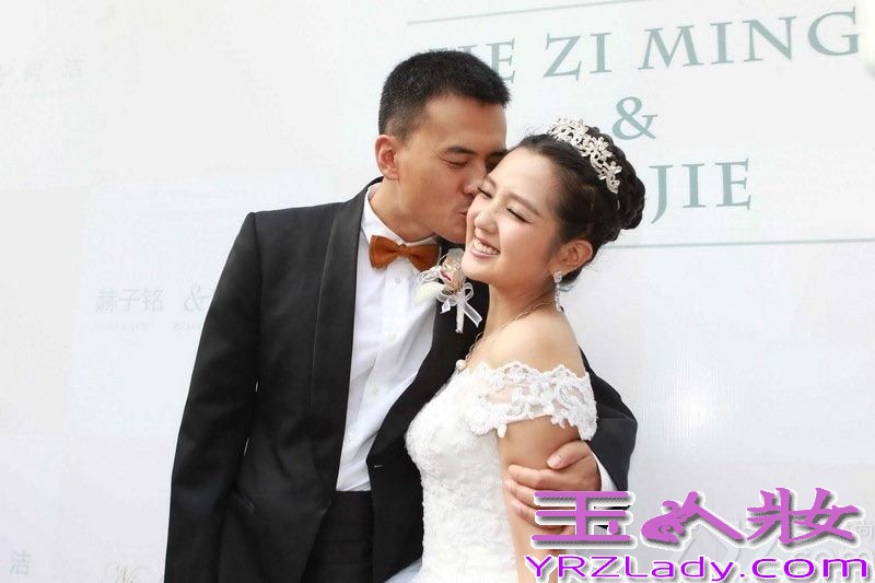 <p>9月12日，超女何洁嫁人了，新郎是演员赫子铭。在婚礼现场，何洁同赫子铭两个人共同展望婚后生活，并表示希望能有一男一女两个宝宝。两个人婚礼也吸引了众多圈内明星到场祝福，不过同届超女李宇春、张靓颖均未到场。在被问起两人缺席原因时，何洁自嘲&ldquo;都不知道她们在忙什么，发了讯息，现在还没回。&rdquo;对于婚后的生子计划，何洁表示公婆比较着急要，但两人觉得顺其自然就好。赫子铭表示结婚以后愿意做饭刷碗，认为何洁最打动自己的是&ldquo;真&rdquo;。另外，婚礼有不可提前透露的小惊喜。</p>