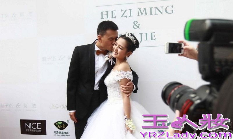 <p>9月12日，超女何洁嫁人了，新郎是演员赫子铭。在婚礼现场，何洁同赫子铭两个人共同展望婚后生活，并表示希望能有一男一女两个宝宝。两个人婚礼也吸引了众多圈内明星到场祝福，不过同届超女李宇春、张靓颖均未到场。在被问起两人缺席原因时，何洁自嘲&ldquo;都不知道她们在忙什么，发了讯息，现在还没回。&rdquo;对于婚后的生子计划，何洁表示公婆比较着急要，但两人觉得顺其自然就好。赫子铭表示结婚以后愿意做饭刷碗，认为何洁最打动自己的是&ldquo;真&rdquo;。另外，婚礼有不可提前透露的小惊喜。</p>