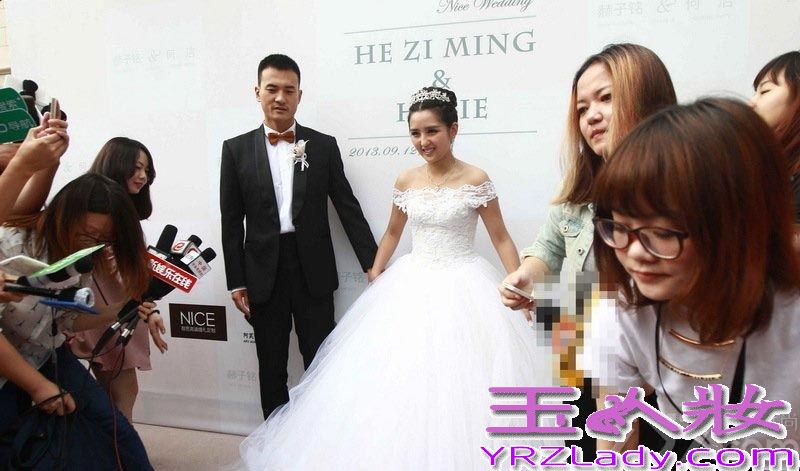 <p>9月12日，超女何洁嫁人了，新郎是演员赫子铭。在婚礼现场，何洁同赫子铭两个人共同展望婚后生活，并表示希望能有一男一女两个宝宝。两个人婚礼也吸引了众多圈内明星到场祝福，不过同届超女李宇春、张靓颖均未到场。在被问起两人缺席原因时，何洁自嘲&ldquo;都不知道她们在忙什么，发了讯息，现在还没回。&rdquo;对于婚后的生子计划，何洁表示公婆比较着急要，但两人觉得顺其自然就好。赫子铭表示结婚以后愿意做饭刷碗，认为何洁最打动自己的是&ldquo;真&rdquo;。另外，婚礼有不可提前透露的小惊喜。</p>