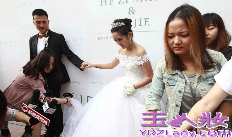 <p>9月12日，超女何洁嫁人了，新郎是演员赫子铭。在婚礼现场，何洁同赫子铭两个人共同展望婚后生活，并表示希望能有一男一女两个宝宝。两个人婚礼也吸引了众多圈内明星到场祝福，不过同届超女李宇春、张靓颖均未到场。在被问起两人缺席原因时，何洁自嘲&ldquo;都不知道她们在忙什么，发了讯息，现在还没回。&rdquo;对于婚后的生子计划，何洁表示公婆比较着急要，但两人觉得顺其自然就好。赫子铭表示结婚以后愿意做饭刷碗，认为何洁最打动自己的是&ldquo;真&rdquo;。另外，婚礼有不可提前透露的小惊喜。</p>