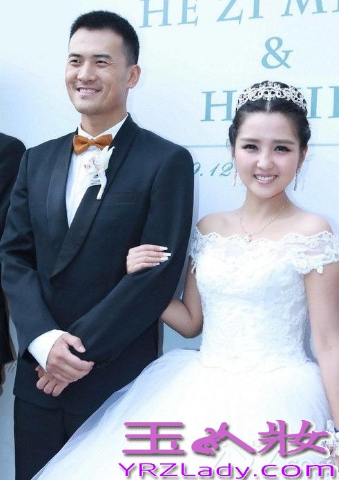 <p>9月12日，超女何洁嫁人了，新郎是演员赫子铭。在婚礼现场，何洁同赫子铭两个人共同展望婚后生活，并表示希望能有一男一女两个宝宝。两个人婚礼也吸引了众多圈内明星到场祝福，不过同届超女李宇春、张靓颖均未到场。在被问起两人缺席原因时，何洁自嘲&ldquo;都不知道她们在忙什么，发了讯息，现在还没回。&rdquo;对于婚后的生子计划，何洁表示公婆比较着急要，但两人觉得顺其自然就好。赫子铭表示结婚以后愿意做饭刷碗，认为何洁最打动自己的是&ldquo;真&rdquo;。另外，婚礼有不可提前透露的小惊喜。</p>