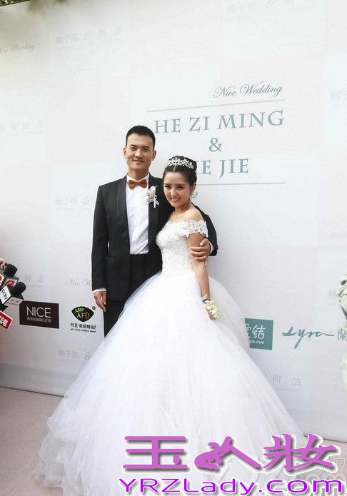 <p>9月12日，超女何洁嫁人了，新郎是演员赫子铭。在婚礼现场，何洁同赫子铭两个人共同展望婚后生活，并表示希望能有一男一女两个宝宝。两个人婚礼也吸引了众多圈内明星到场祝福，不过同届超女李宇春、张靓颖均未到场。在被问起两人缺席原因时，何洁自嘲&ldquo;都不知道她们在忙什么，发了讯息，现在还没回。&rdquo;对于婚后的生子计划，何洁表示公婆比较着急要，但两人觉得顺其自然就好。赫子铭表示结婚以后愿意做饭刷碗，认为何洁最打动自己的是&ldquo;真&rdquo;。另外，婚礼有不可提前透露的小惊喜。</p>