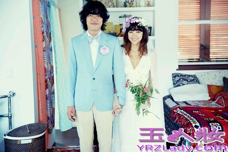 据韩国媒体报道，韩国歌手李孝利和李尚顺当地时间9月1日下午1点左右，在济州岛涯月邑的别墅低调完婚。婚礼现场低调简约，只有双方亲友出席。9月3日，李孝利在自己的粉丝社区谈及9月1日在济州岛别墅举办的非公开婚礼，并上传了照片。
李孝利此次公开的婚纱为低胸型，凸显其特有的迷人魅力，展现身材的设计，是展现李孝利魅力的独特设计。李孝利的头上并未佩戴头饰，而是佩戴了用花朵制作而成的花环，打破了现有的婚纱模式。特别是新娘的胳膊上竟然刻有纹身，吸引了大众的关注。据悉，李孝利为了举办婚礼，还亲自前往美国以合理的价格购买了婚纱 。
