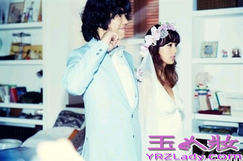 据韩国媒体报道，韩国歌手李孝利和李尚顺当地时间9月1日下午1点左右，在济州岛涯月邑的别墅低调完婚。婚礼现场低调简约，只有双方亲友出席。9月3日，李孝利在自己的粉丝社区谈及9月1日在济州岛别墅举办的非公开婚礼，并上传了照片。
李孝利此次公开的婚纱为低胸型，凸显其特有的迷人魅力，展现身材的设计，是展现李孝利魅力的独特设计。李孝利的头上并未佩戴头饰，而是佩戴了用花朵制作而成的花环，打破了现有的婚纱模式。特别是新娘的胳膊上竟然刻有纹身，吸引了大众的关注。据悉，李孝利为了举办婚礼，还亲自前往美国以合理的价格购买了婚纱 。
