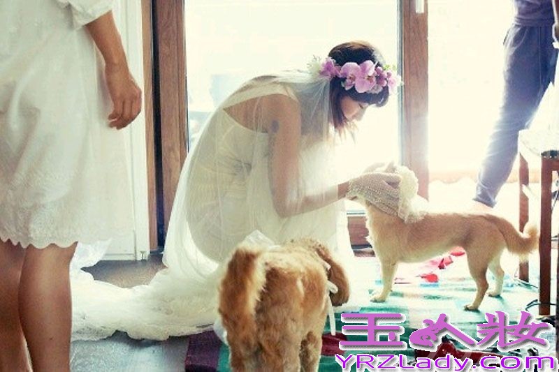 据韩国媒体报道，韩国歌手李孝利和李尚顺当地时间9月1日下午1点左右，在济州岛涯月邑的别墅低调完婚。婚礼现场低调简约，只有双方亲友出席。9月3日，李孝利在自己的粉丝社区谈及9月1日在济州岛别墅举办的非公开婚礼，并上传了照片。
李孝利此次公开的婚纱为低胸型，凸显其特有的迷人魅力，展现身材的设计，是展现李孝利魅力的独特设计。李孝利的头上并未佩戴头饰，而是佩戴了用花朵制作而成的花环，打破了现有的婚纱模式。特别是新娘的胳膊上竟然刻有纹身，吸引了大众的关注。据悉，李孝利为了举办婚礼，还亲自前往美国以合理的价格购买了婚纱 。
