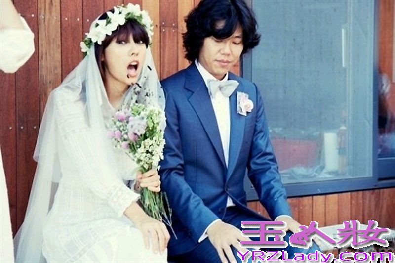 据韩国媒体报道，韩国歌手李孝利和李尚顺当地时间9月1日下午1点左右，在济州岛涯月邑的别墅低调完婚。婚礼现场低调简约，只有双方亲友出席。9月3日，李孝利在自己的粉丝社区谈及9月1日在济州岛别墅举办的非公开婚礼，并上传了照片。
李孝利此次公开的婚纱为低胸型，凸显其特有的迷人魅力，展现身材的设计，是展现李孝利魅力的独特设计。李孝利的头上并未佩戴头饰，而是佩戴了用花朵制作而成的花环，打破了现有的婚纱模式。特别是新娘的胳膊上竟然刻有纹身，吸引了大众的关注。据悉，李孝利为了举办婚礼，还亲自前往美国以合理的价格购买了婚纱 。
