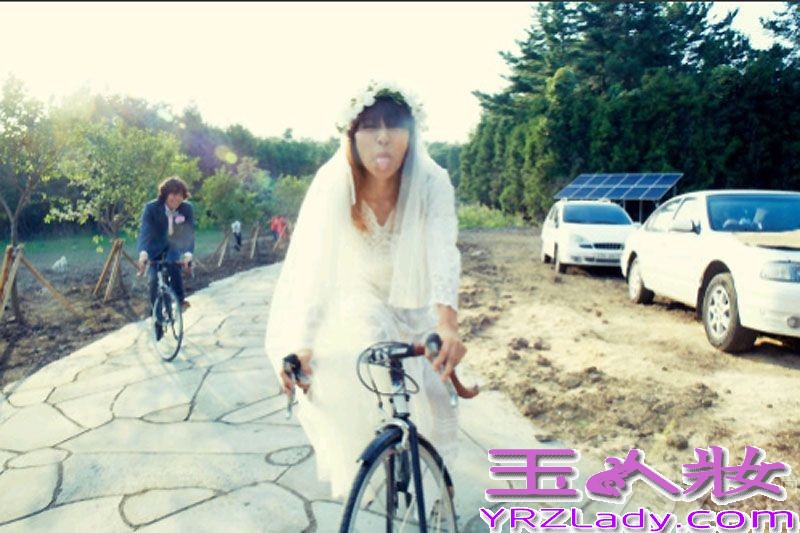 据韩国媒体报道，韩国歌手李孝利和李尚顺当地时间9月1日下午1点左右，在济州岛涯月邑的别墅低调完婚。婚礼现场低调简约，只有双方亲友出席。9月3日，李孝利在自己的粉丝社区谈及9月1日在济州岛别墅举办的非公开婚礼，并上传了照片。
李孝利此次公开的婚纱为低胸型，凸显其特有的迷人魅力，展现身材的设计，是展现李孝利魅力的独特设计。李孝利的头上并未佩戴头饰，而是佩戴了用花朵制作而成的花环，打破了现有的婚纱模式。特别是新娘的胳膊上竟然刻有纹身，吸引了大众的关注。据悉，李孝利为了举办婚礼，还亲自前往美国以合理的价格购买了婚纱 。
