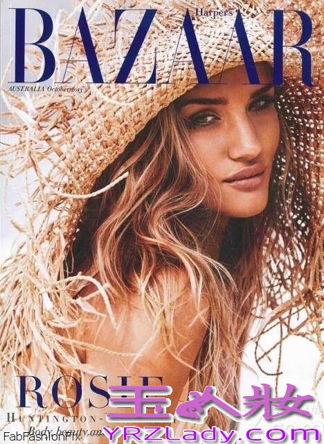 英国性感模特兼演员罗茜·汉丁顿·惠特莉（Rosie Huntington-Whiteley）热登《芭莎》杂志澳大利亚版2013年10月刊封面，由澳大利亚著名时尚摄影大师Simon Upton执镜。《芭莎》十月刊，罗茜就像海滩女神，在海边以各种性感之姿展现傲人身材，还展示了各种时尚品牌服饰。